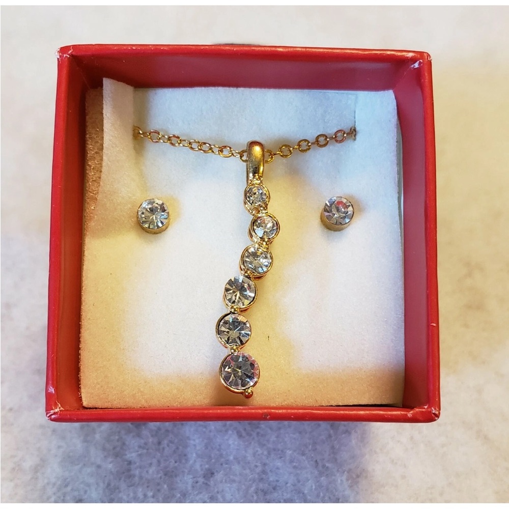 Avon "Believe in Love" Curve Necklace Gift Set NIB